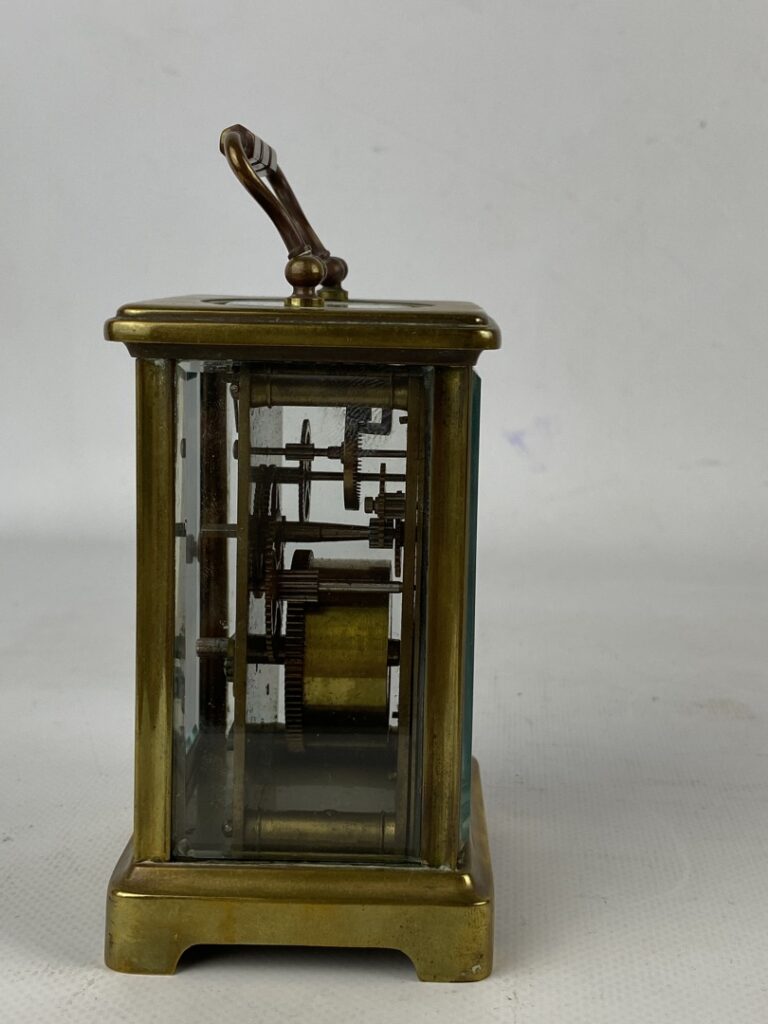 Pendulette d'officier à monture cage en bronze et métal doré - Le cadran émaill…
