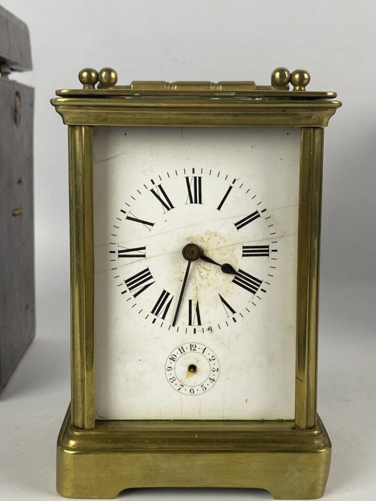 Pendulette d'officier en bronze et métal doré. - Le cadran émaillé blanc à inde…