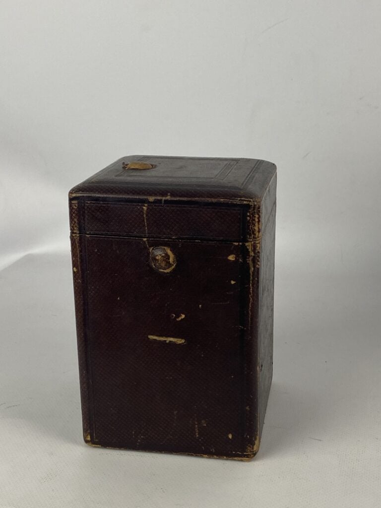 Pendulette d'officier en bronze et métal doré. - Le cadran émaillé blanc à inde…