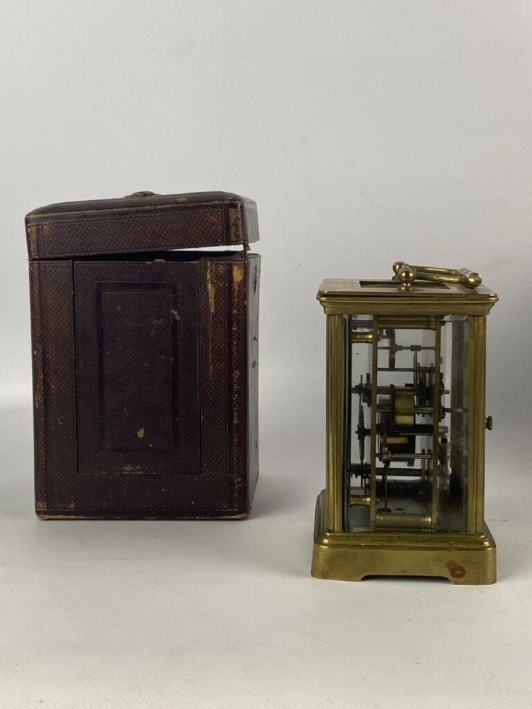 Pendulette d'officier en bronze et métal doré. - Le cadran émaillé blanc à inde…