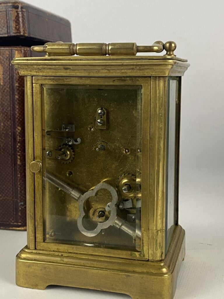 Pendulette d'officier en bronze et métal doré. - Le cadran émaillé blanc à inde…