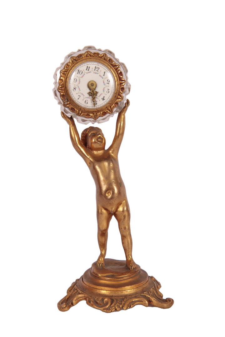 Pendulette en bronze doré et ciselé, le mouvement inscrit dans un globe en verr…