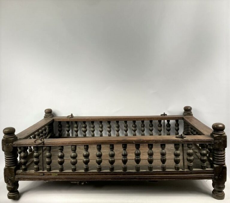 Petit autel en bois sculpté et vernis - dans le goût asiatique, XXe siècle - H:…