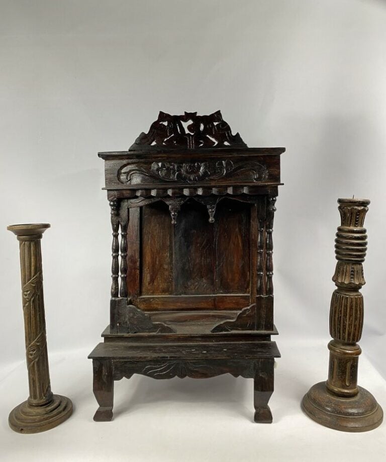 Petit autel en bois sculpté et vernis - dans le goût asiatique, XXe siècle - H:…
