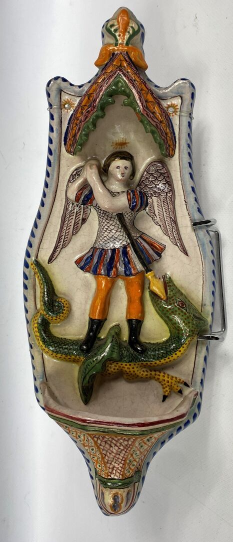 Petit bénitier en faïence à décor polychrome figurant Saint Michel terrassant l…