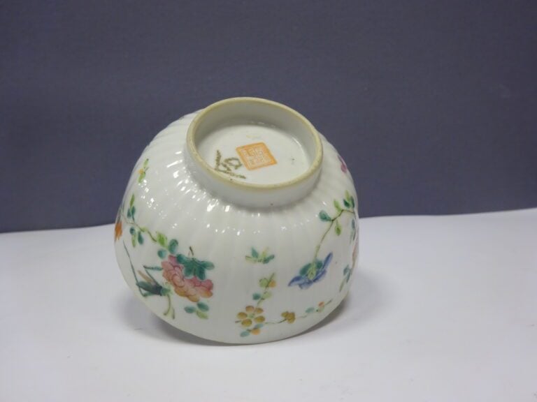 [-] PETIT BOL EN PORCELAINE - Chine, - A décor de sauterelles et fleurs. - Marq…