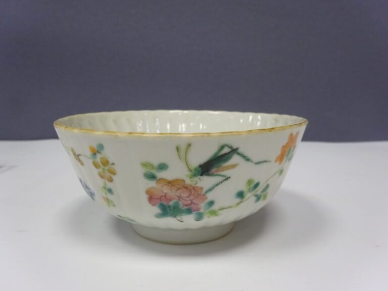 [-] PETIT BOL EN PORCELAINE - Chine, - A décor de sauterelles et fleurs. - Marq…
