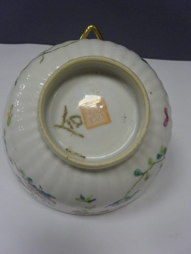 [-] PETIT BOL EN PORCELAINE - Chine, - A décor de sauterelles et fleurs. - Marq…