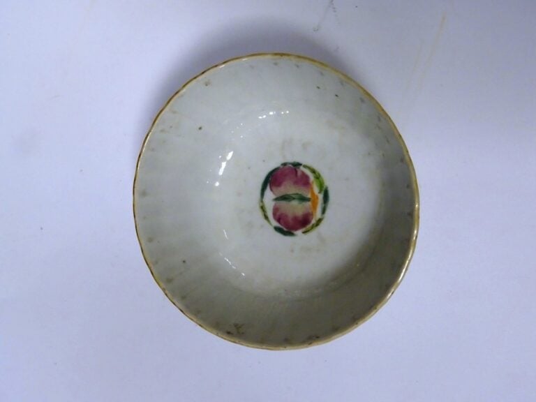 [-] PETIT BOL EN PORCELAINE - Chine, - A décor de sauterelles et fleurs. - Marq…