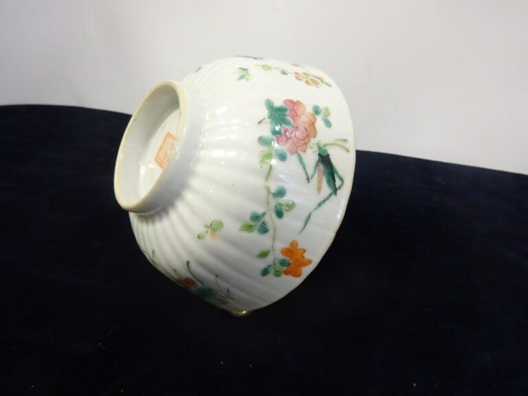 [-] PETIT BOL EN PORCELAINE - Chine, - A décor de sauterelles et fleurs. - Marq…
