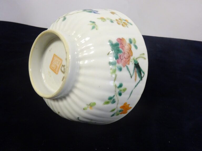 [-] PETIT BOL EN PORCELAINE - Chine, - A décor de sauterelles et fleurs. - Marq…