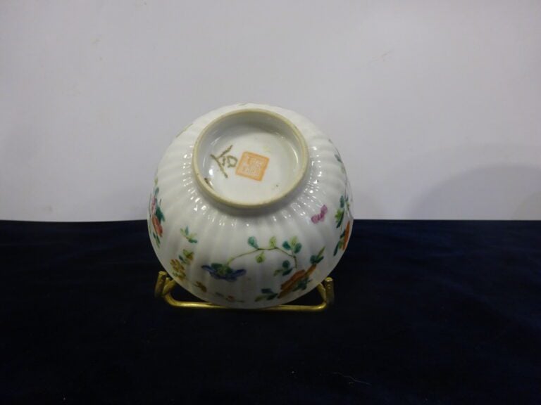 [-] PETIT BOL EN PORCELAINE - Chine, - A décor de sauterelles et fleurs. - Marq…