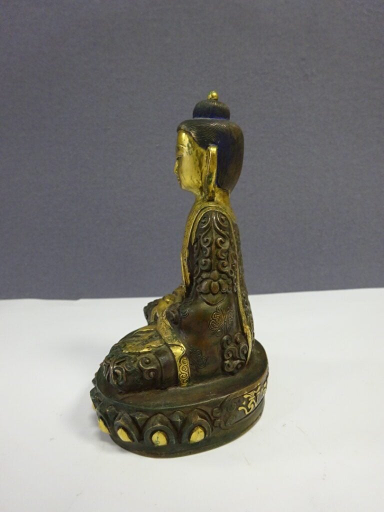 [-] PETIT BOUDDHA EN BRONZE DORE - Assis en dhyanasana sur une base lotiforme,…