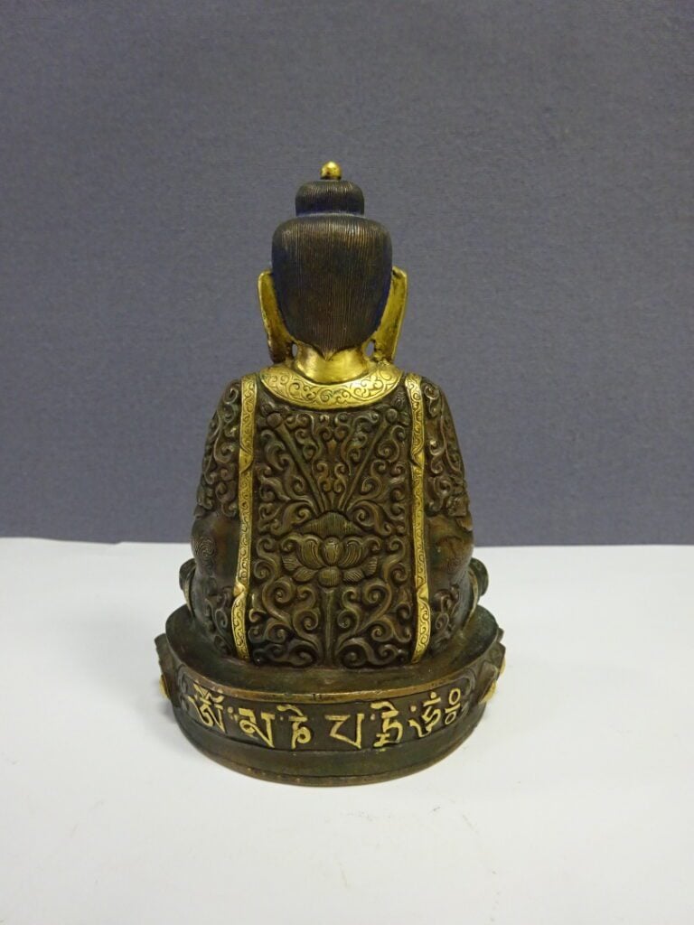 [-] PETIT BOUDDHA EN BRONZE DORE - Assis en dhyanasana sur une base lotiforme,…
