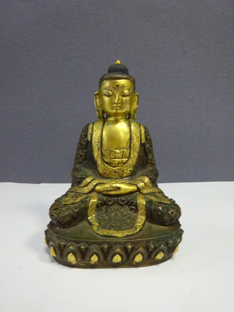 [-] PETIT BOUDDHA EN BRONZE DORE - Assis en dhyanasana sur une base lotiforme,…