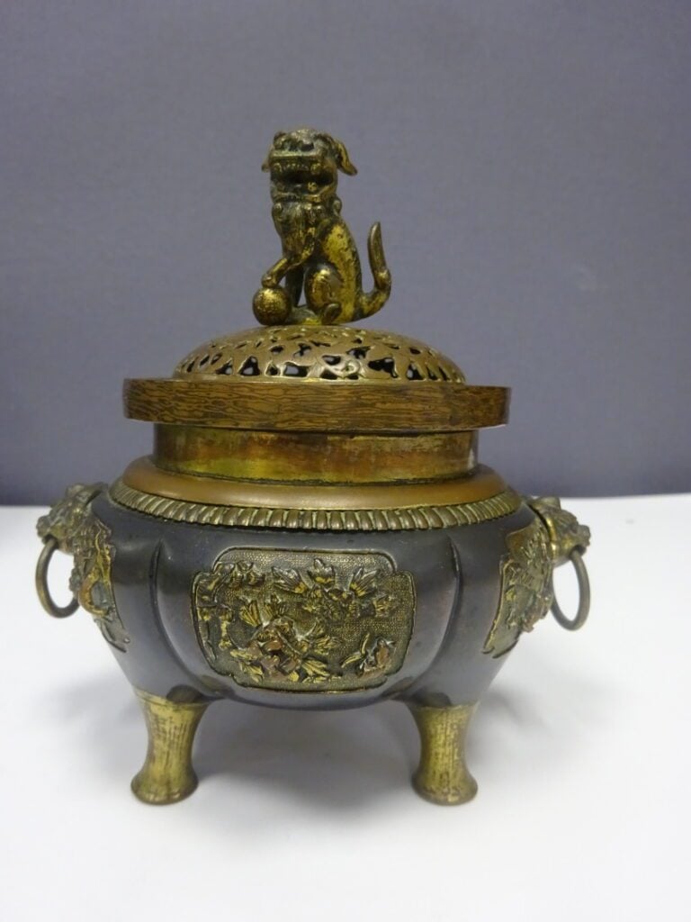 [-] PETIT BRULE-PARFUM COUVERT EN BRONZE TRIPODE - Chine, - Tripode il est orné…