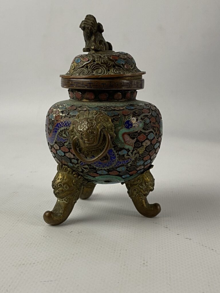 Petit brûle-parfum tripode en bronze et émaux cloisonnés, le couvercle surmonté…