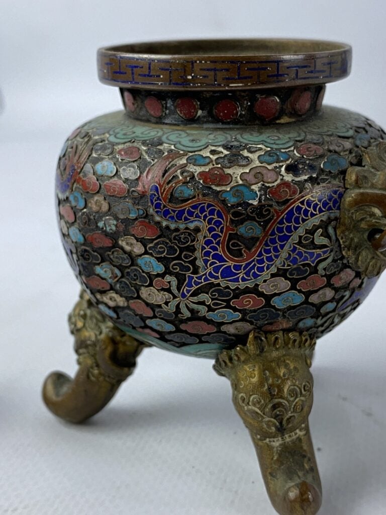Petit brûle-parfum tripode en bronze et émaux cloisonnés, le couvercle surmonté…