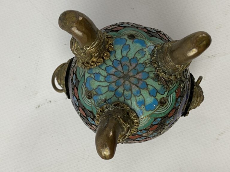 Petit brûle-parfum tripode en bronze et émaux cloisonnés, le couvercle surmonté…