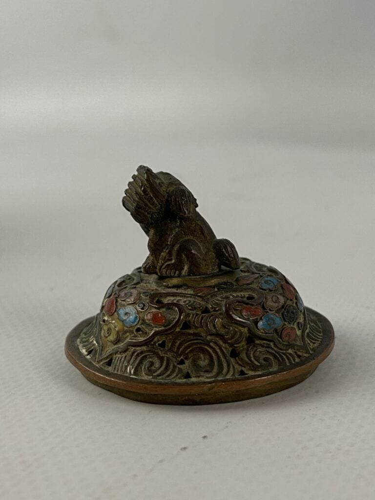 Petit brûle-parfum tripode en bronze et émaux cloisonnés, le couvercle surmonté…