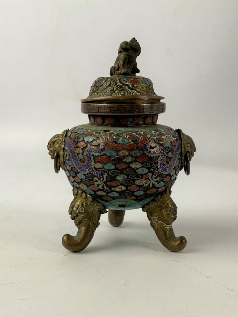 Petit brûle-parfum tripode en bronze et émaux cloisonnés, le couvercle surmonté…