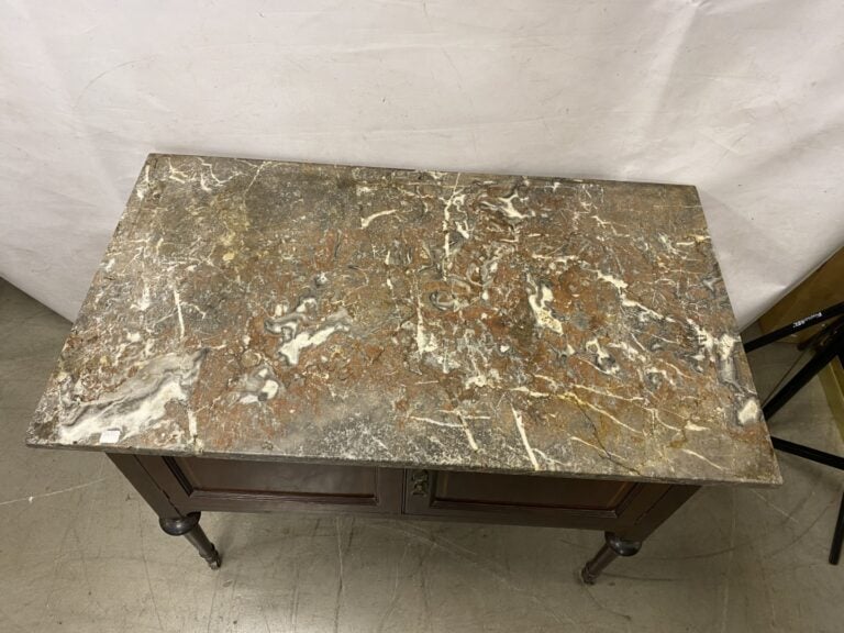 Petit buffet bas ouvrant par deux vantaux en placage d'acajou, dessus de marbre…