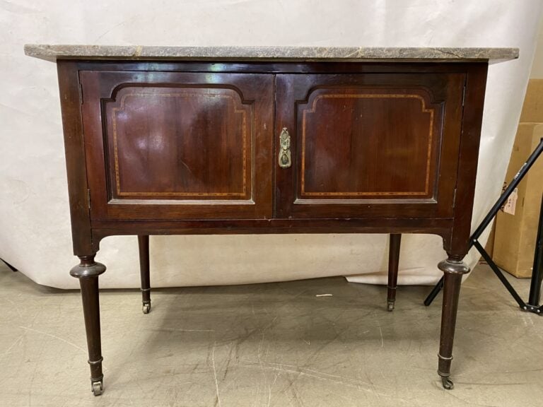 Petit buffet bas ouvrant par deux vantaux en placage d'acajou, dessus de marbre…