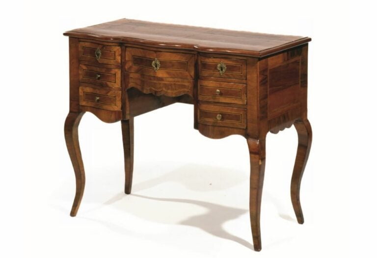 Petit bureau de dame en bois de placage à décor marqueté en feuilles dans des f…