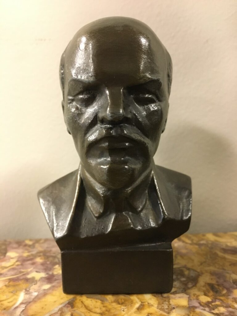Petit buste de Lénine en régule. - Hauteur: 11,5 cm.
