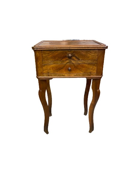 Petit chevet de forme tambour en bois naturel ouvrant par trois tiroirs en cein…