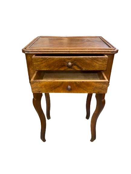 Petit chevet de forme tambour en bois naturel ouvrant par trois tiroirs en cein…