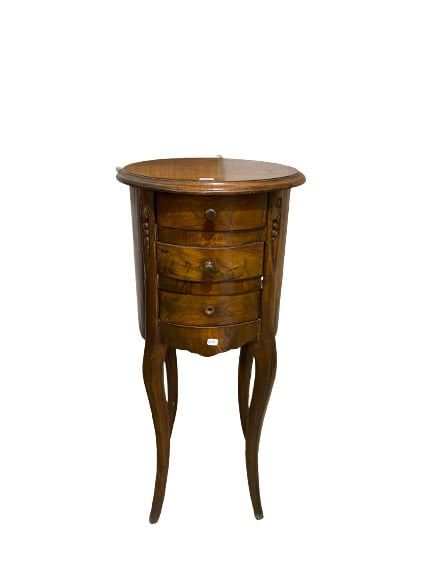 Petit chevet de forme tambour en bois naturel ouvrant par trois tiroirs en cein…