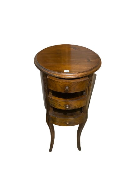 Petit chevet de forme tambour en bois naturel ouvrant par trois tiroirs en cein…