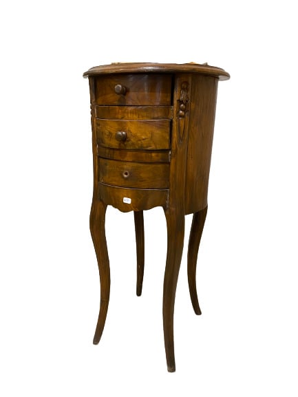 Petit chevet de forme tambour en bois naturel ouvrant par trois tiroirs en cein…
