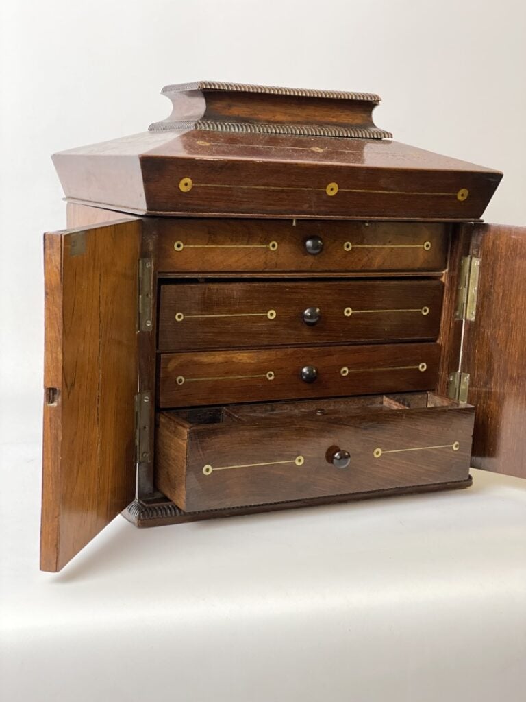 Petit coffre à bijoux en bois ouvrant à deux portes. - H: 33 cm - L: 31 cm - P:…