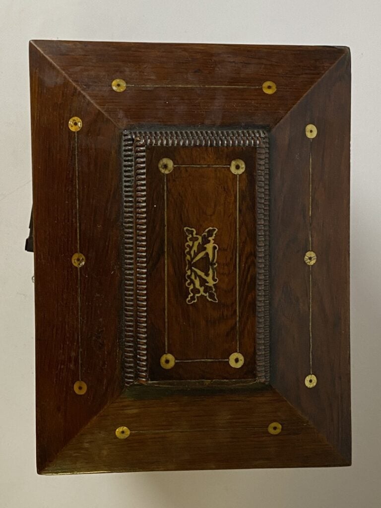 Petit coffre à bijoux en bois ouvrant à deux portes. - H: 33 cm - L: 31 cm - P:…