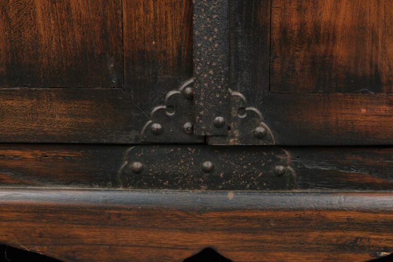 Petit coffre à documents à deux portes, derrière lesquelles sont 6 tiroirs de d…