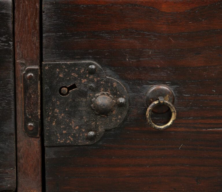 Petit coffre à documents à deux portes, derrière lesquelles sont 6 tiroirs de d…