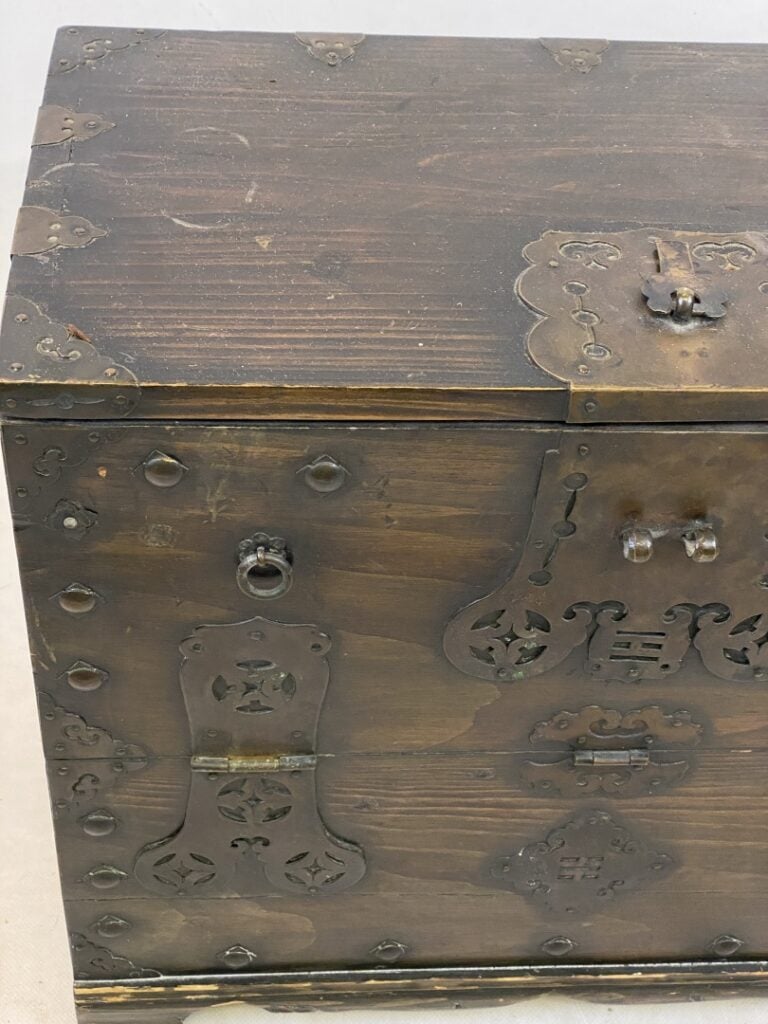 Petit coffre en bois rehaussé de ferrures brunies, ouvrant à l'avant par un aba…