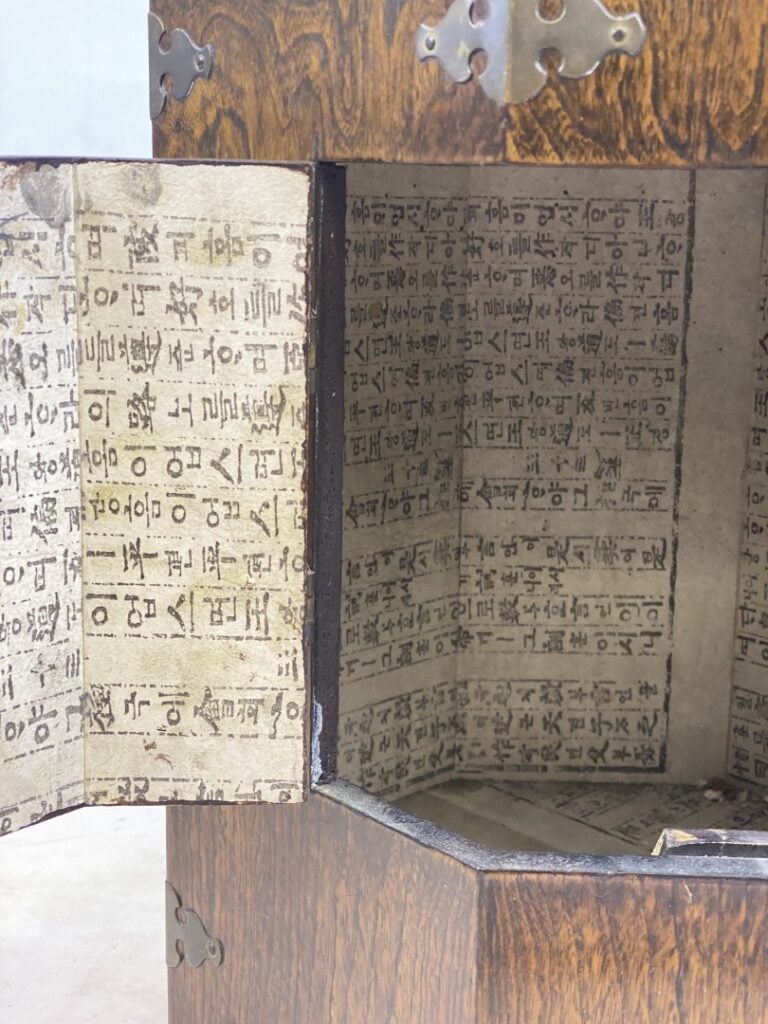 Petit coffre octogonal en bois et charnières en métal - Chine ou Vietnam - H: 4…