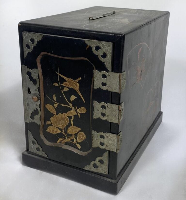 Petit coffret à tiroirs en bois laqué