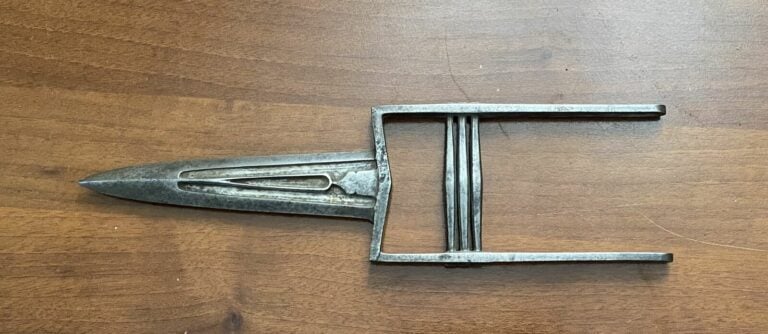Petit Katar - Inde, XIXe siècle - Longueur 31 cm - Estimation : 150 - 200 € - -…