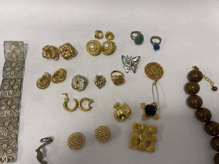 Petit lot de bijoux fantaisie, comprenant un bracelet en métal argenté émaillé…