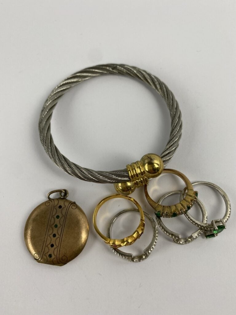 Petit lot de bijoux fantaisie divers en métal et pierres d'imitation dont cinq…