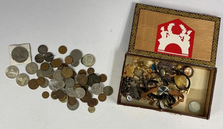 Petit lot de bijoux fantaisie divers et pièces de monnaie