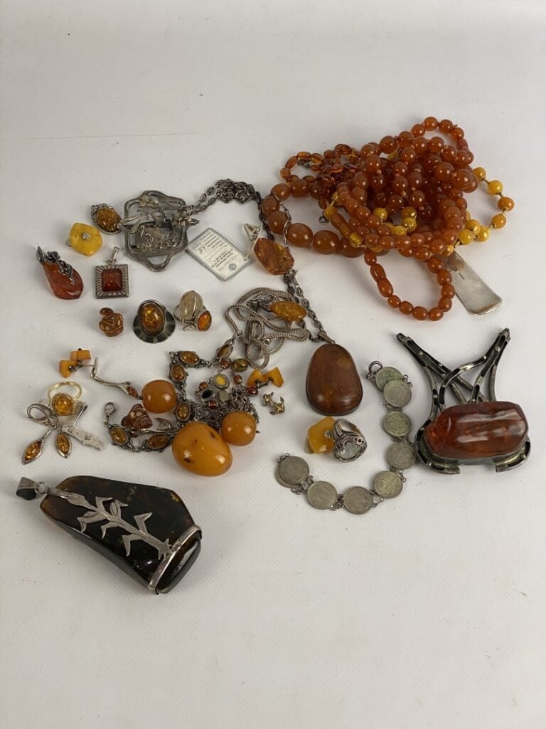 Petit lot de bijoux fantaisie en ambre et composition