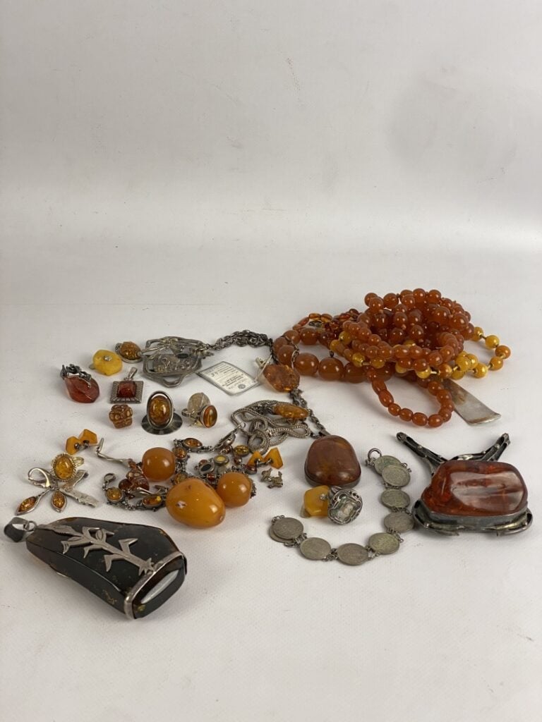 Petit lot de bijoux fantaisie en ambre et composition