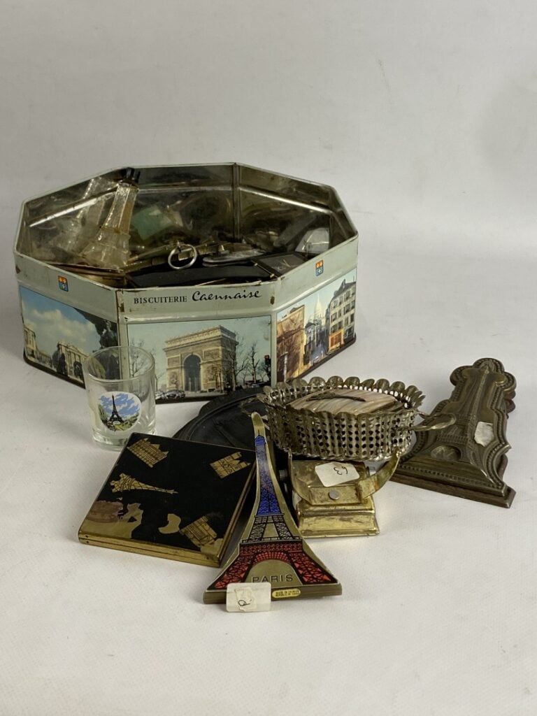Petit lot de souvenirs Exposition Universelle et objets de vitrine sur le thème…
