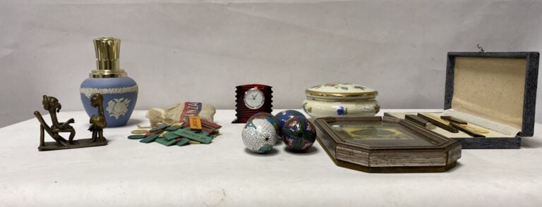Petit lot divers, comprenant une pendulette Baccarat (à réviser), une lampe Ber…