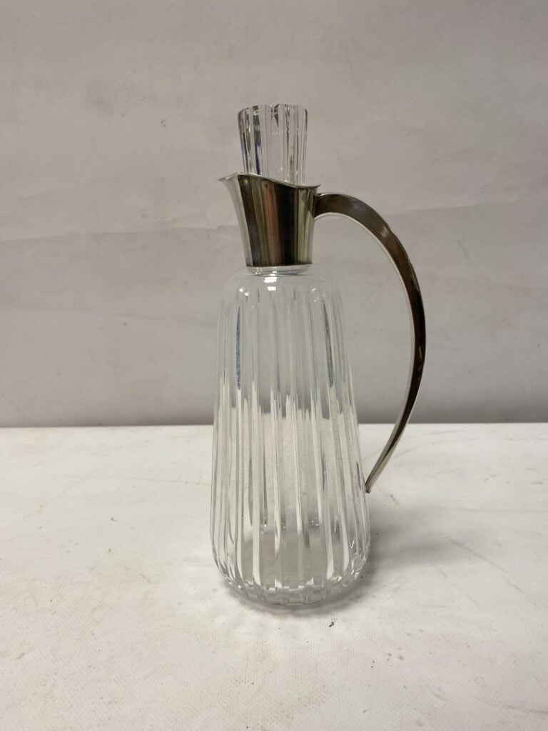 Petit lot divers, comprenant une pendulette Baccarat (à réviser), une lampe Ber…